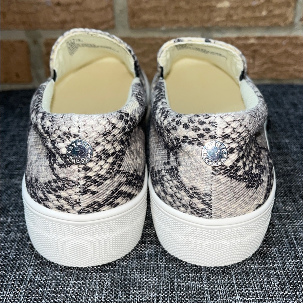 Steve Madden Slip-On sneakers Snake Print RETAILS@$99-  8.5 - Picture 5 of 7